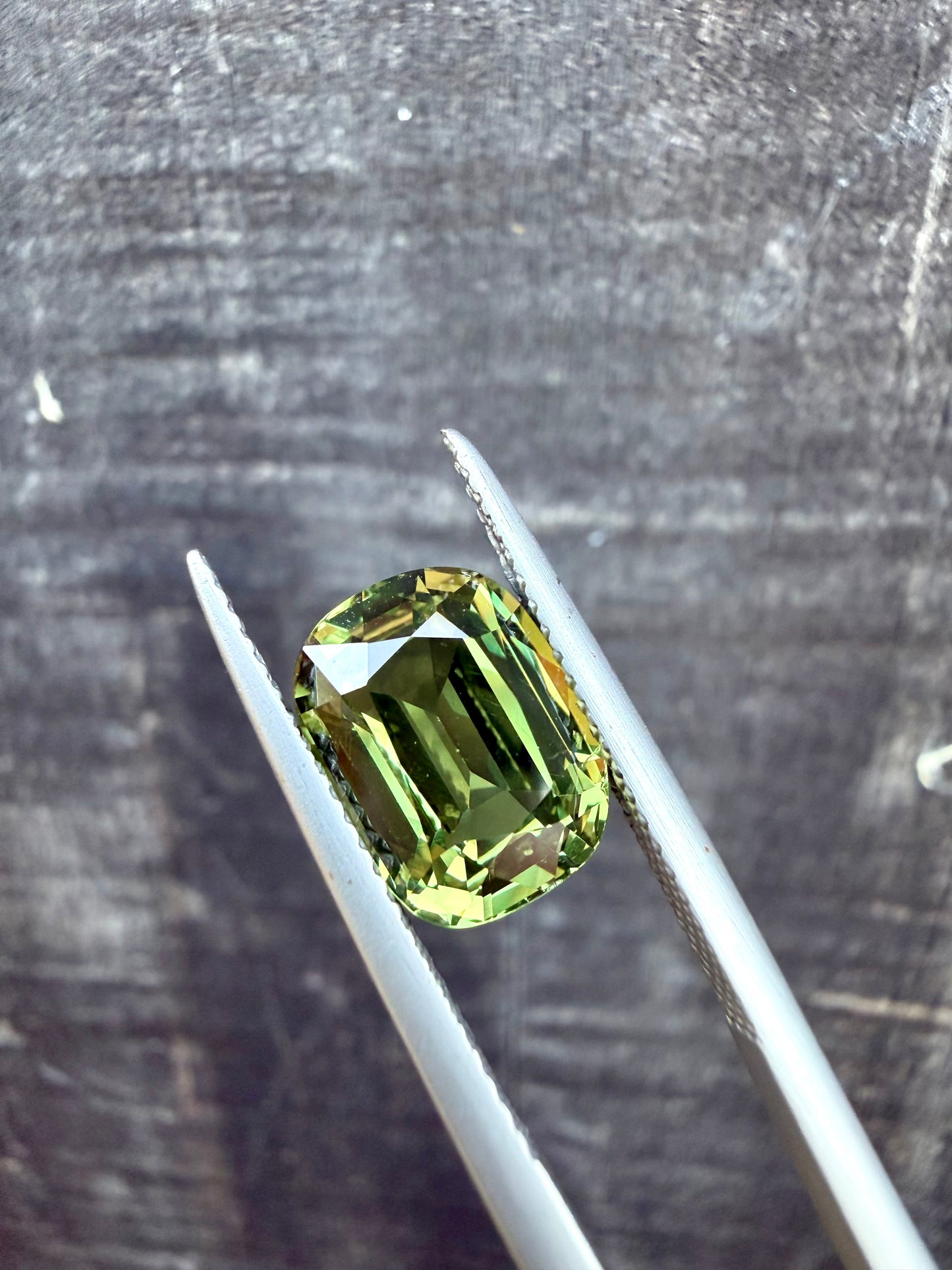 天然澳大利亚绿色蓝宝石 | 5.15 克拉 |未赫塔德